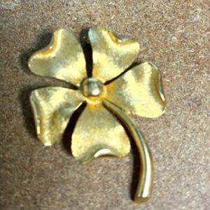 Vtg Sarah Coventry Gold Toned Shamrock Clover 5 Petal Flower Pin Brooch 2"x1.5"